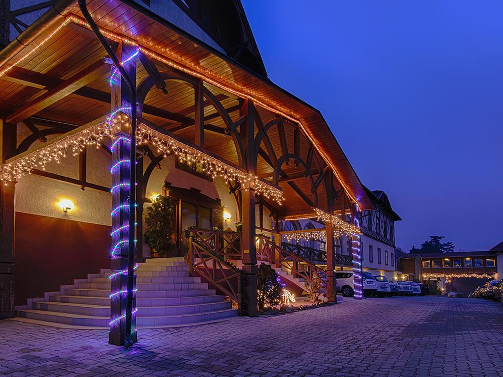 Erzsebet Park Hotel Парад Экстерьер фото