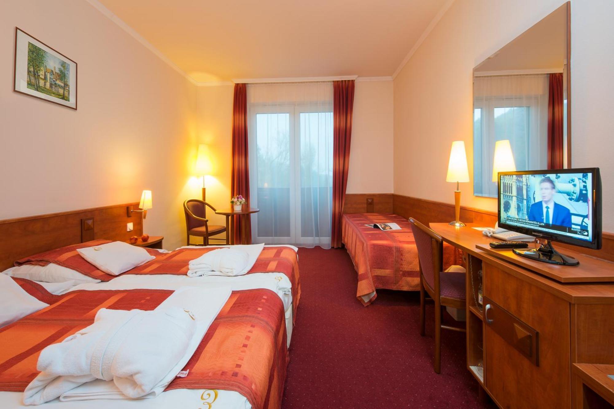 Erzsebet Park Hotel Парад Экстерьер фото