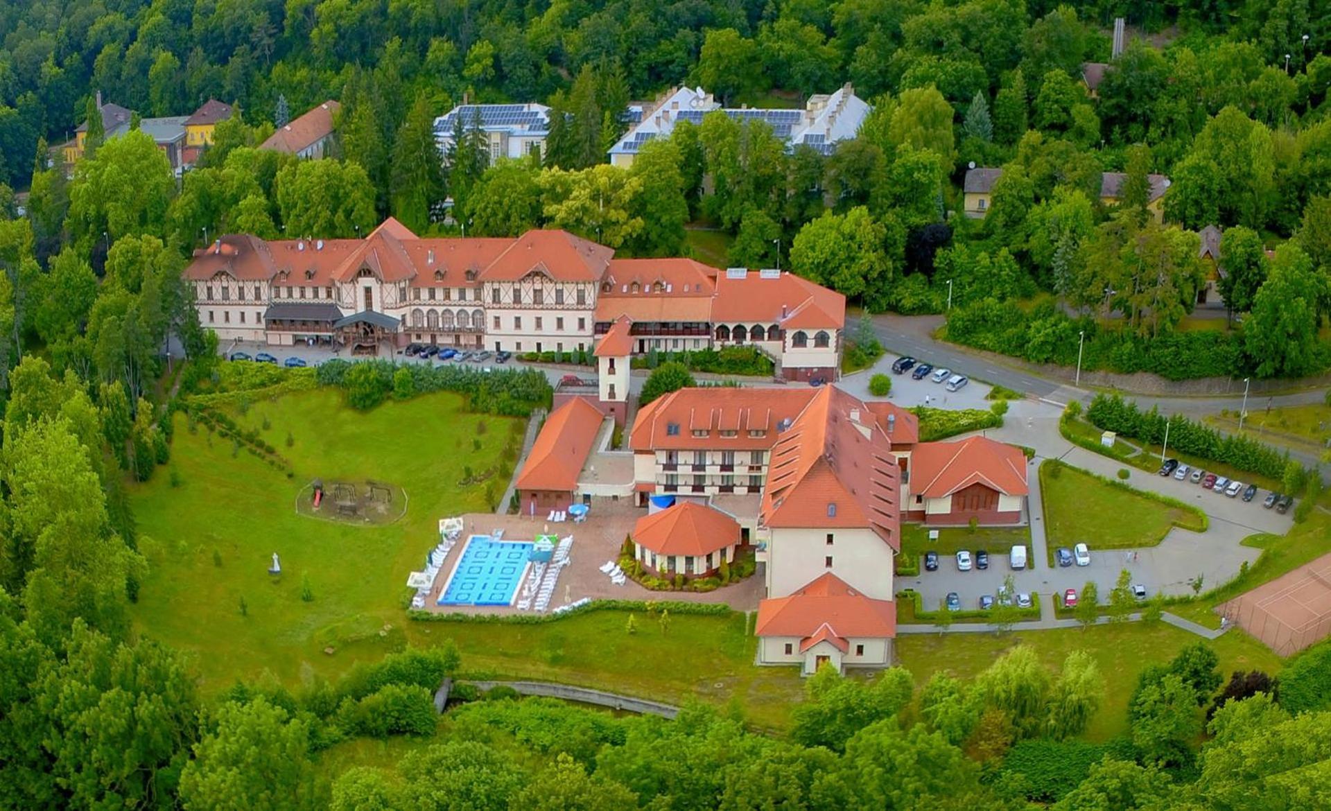 Erzsebet Park Hotel Парад Экстерьер фото