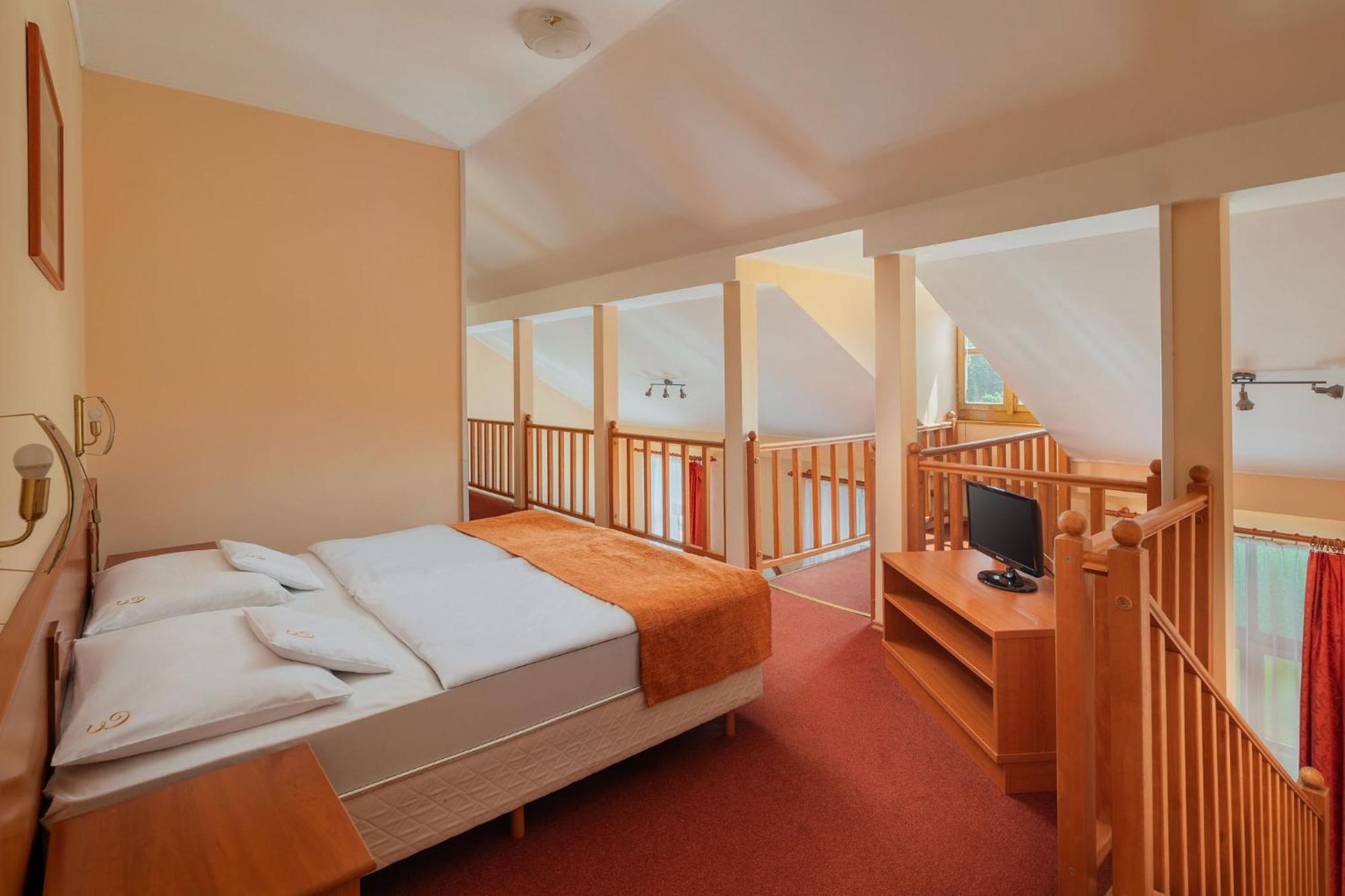 Erzsebet Park Hotel Парад Экстерьер фото