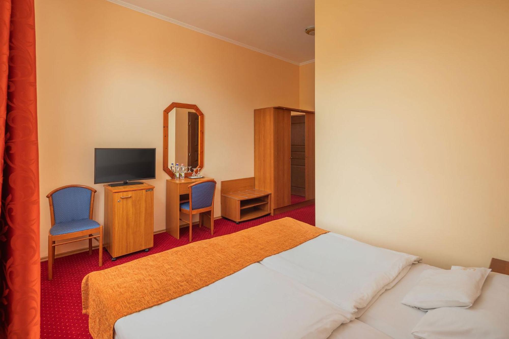 Erzsebet Park Hotel Парад Экстерьер фото