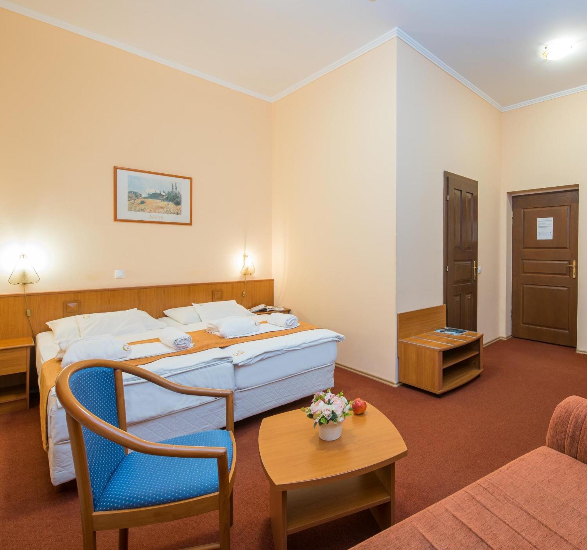 Erzsebet Park Hotel Парад Экстерьер фото