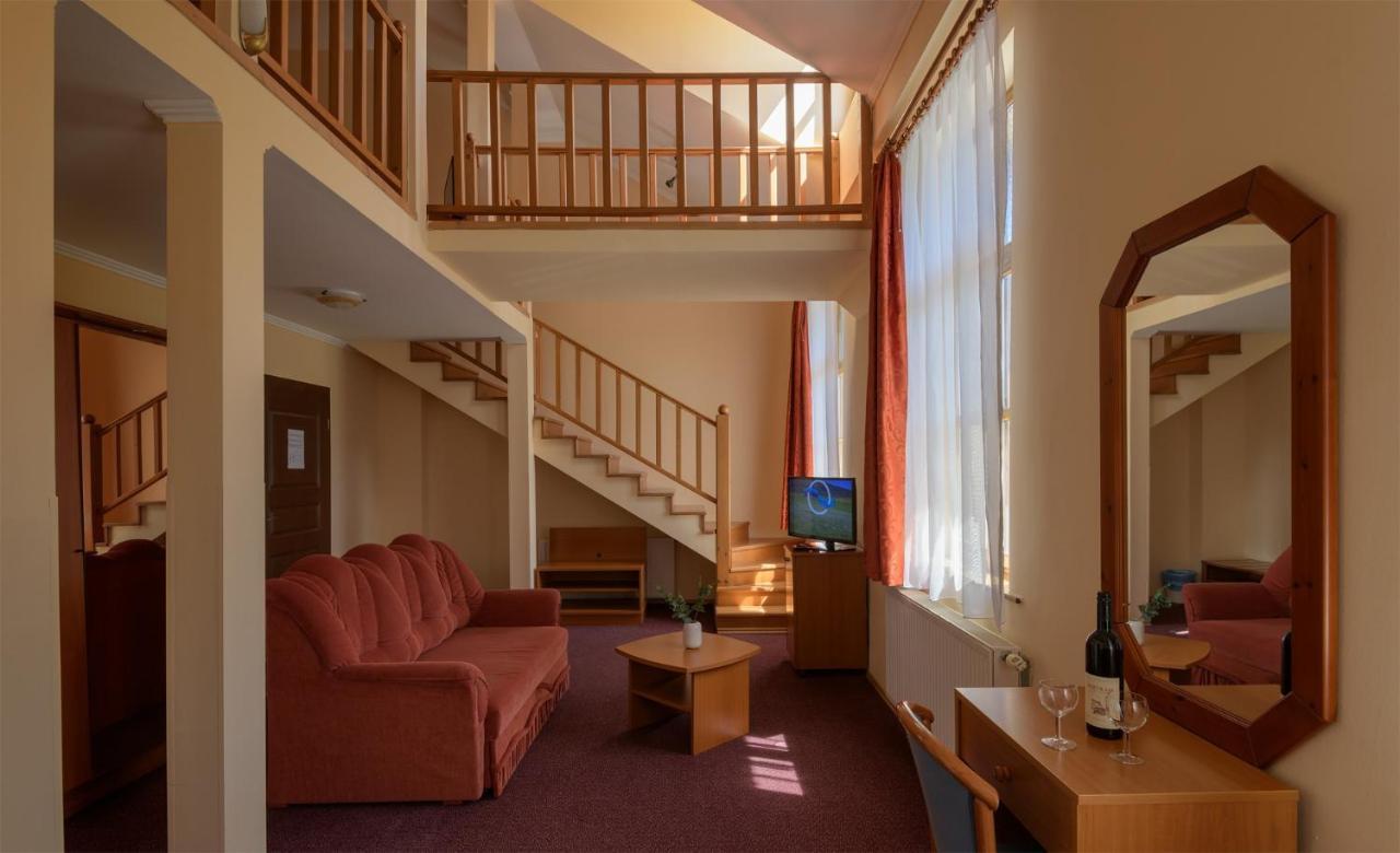 Erzsebet Park Hotel Парад Экстерьер фото